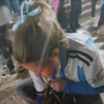 Una correntina mantiene su cábala junto a San Miguel